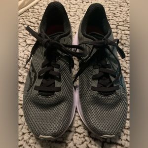 Women’s Saucony Tennis Shoe and Running Shoe Size 5.5